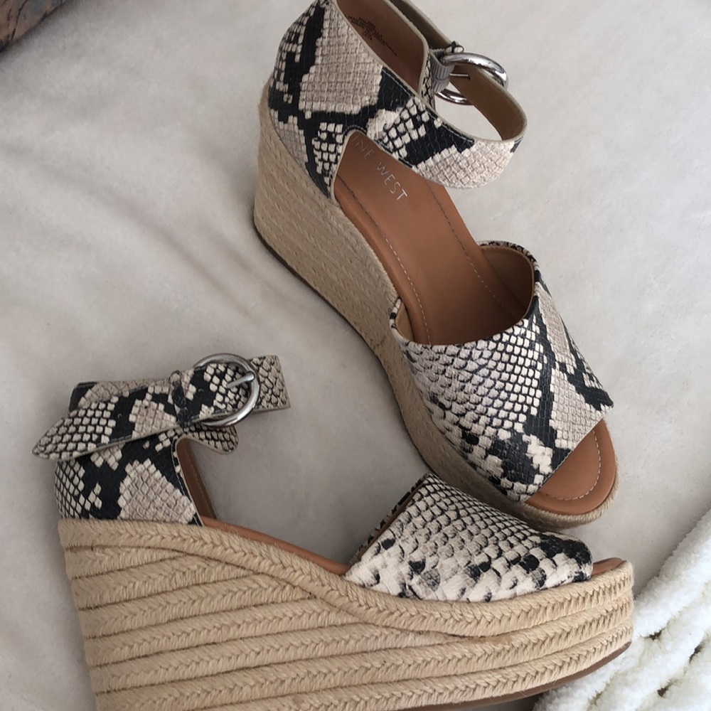 Nine West Adell size 9M. Snake print wedge‎ sandals. Wrap ankle with buckle.NWOT